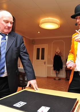 Wittich Wolf zaubert mit dem Publikum