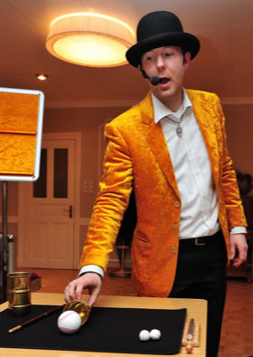 Wittich Wolf zaubert mit Bechern