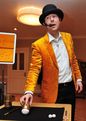 Wittich Wolf zaubert mit Bechern