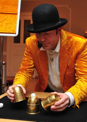 Wittich Wolf zaubert mit Bechern