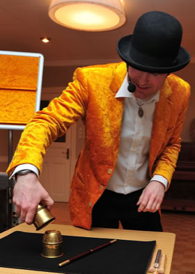 Wittich Wolf zaubert mit Bechern