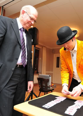 Wittich Wolf zaubert mit dem Publikum