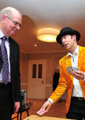 Wittich Wolf zaubert mit dem Publikum