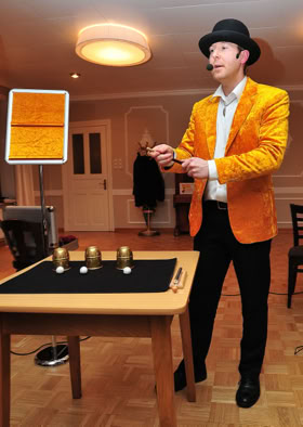 Wittich Wolf zaubert mit Bechern